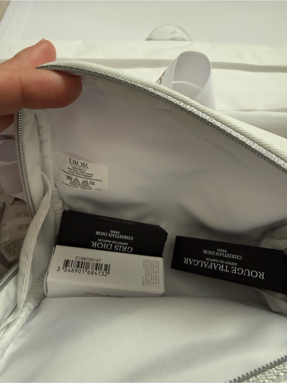 Dior White Embossed pouch with 3 samples in a gift box with a bow - Picture 4 of 6